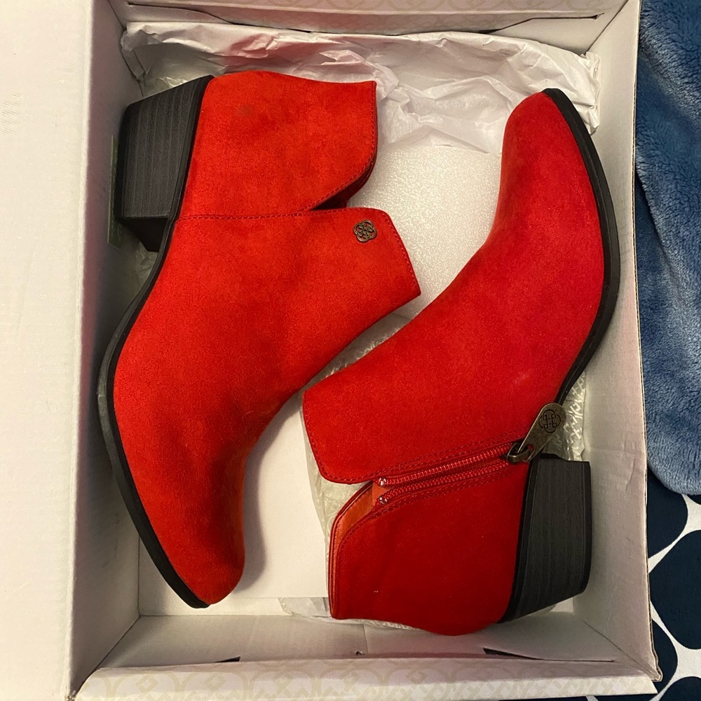 Daisy Fuentes Red Suede Booties size 9